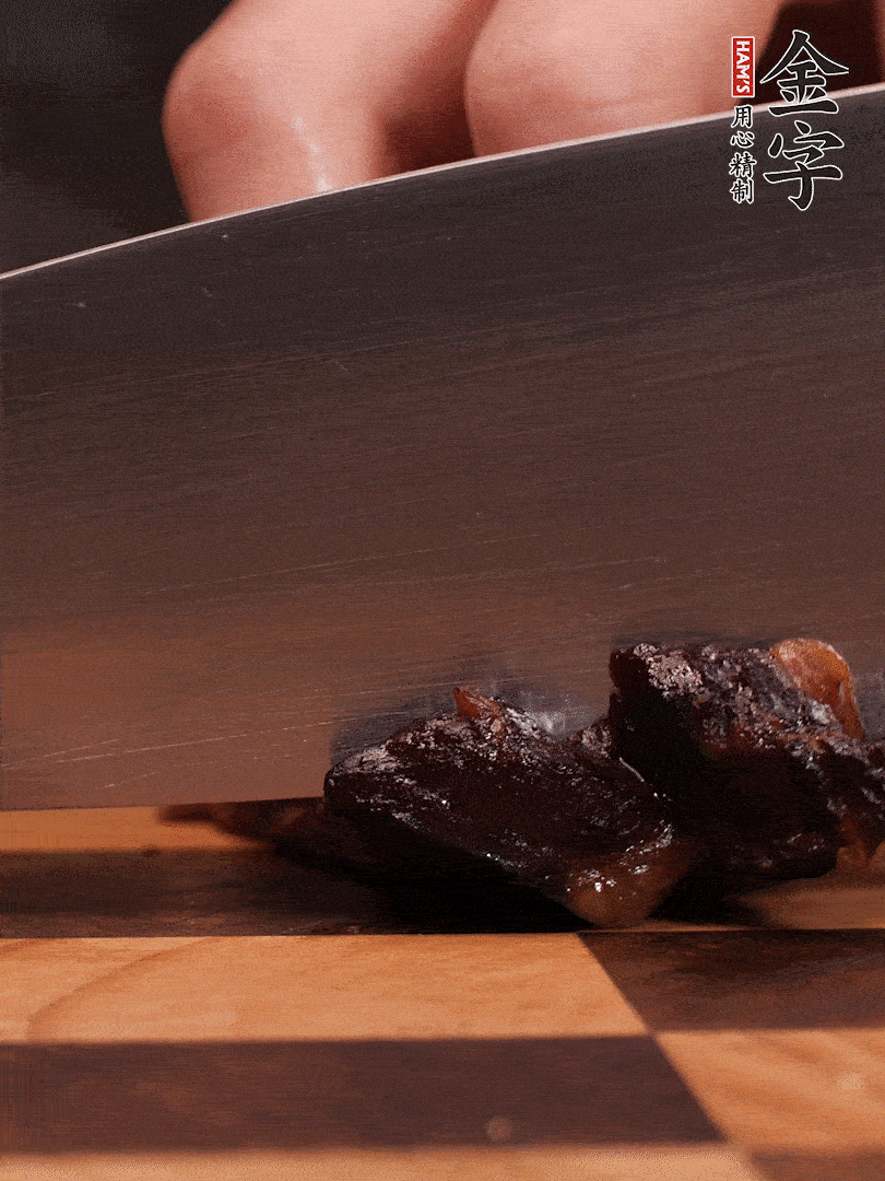 BB贝博艾弗森官网
酱油肉整块放入锅中煮至7成熟，切成小块